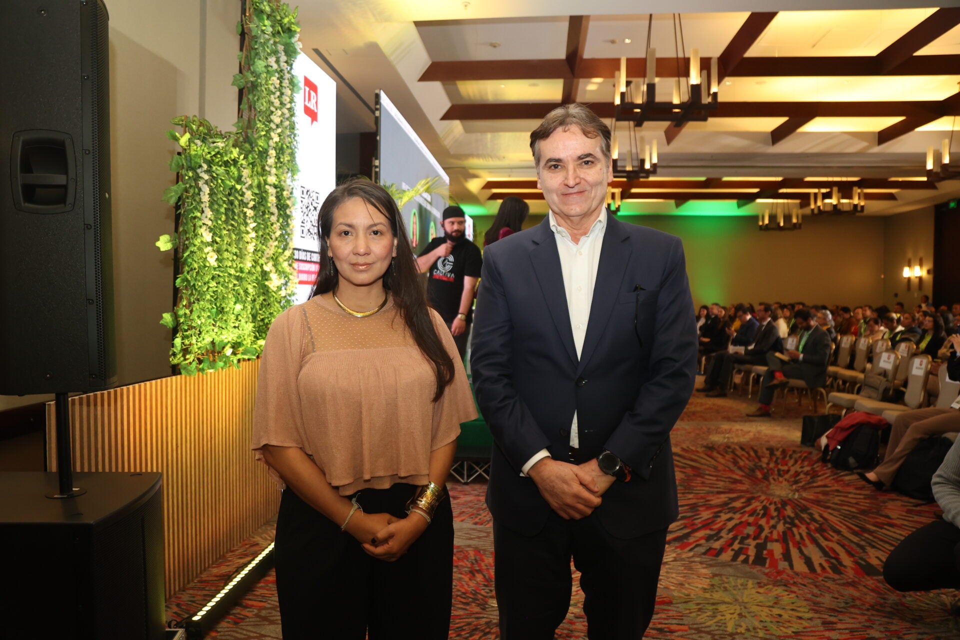 Lena Yanina Estrada, ministra de Ambiente y Desarrollo Sostenible; y Sergio Quijano, gerente del diario La República.