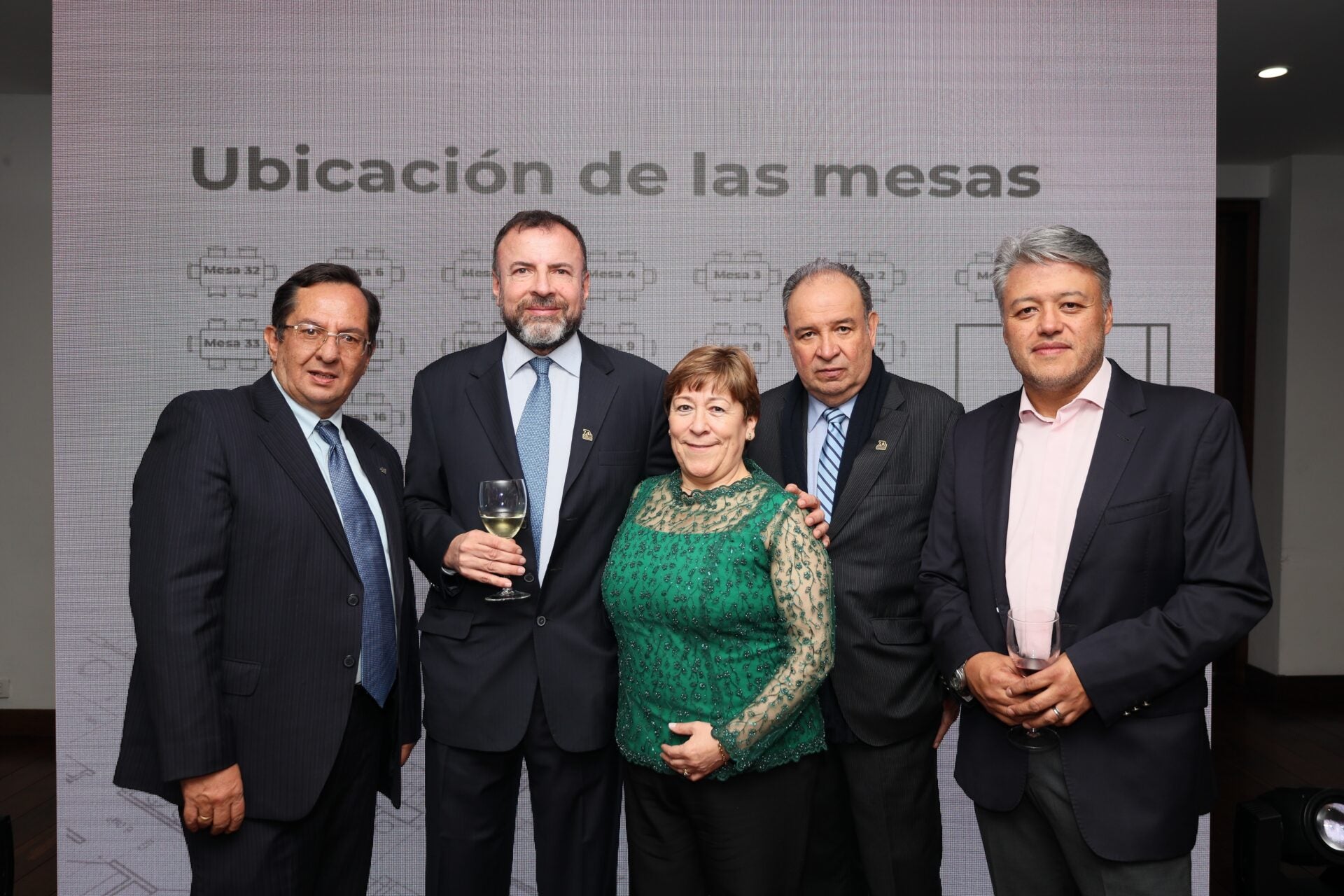 Fernando González; Juan Diego Quintero; Patricia Peñaloza, miembros de la junta directiva de Uniandinos; Jorge Prieto, gerente de Uniandinos; y Néstor Giménez, gerente del fondo Uniandes.