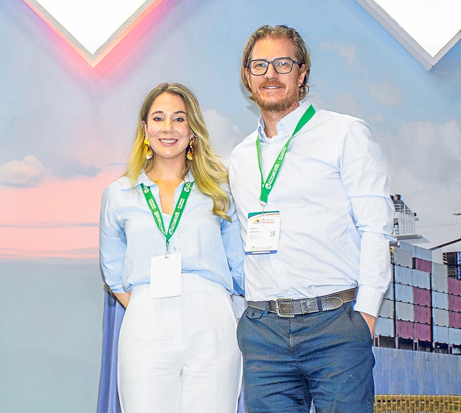 Diana Gallego, experta en soluciones de gestión de cadena de suministro para Latinoamérica y el Caribe; junto a Carlos Casasola, director general de Miebach.