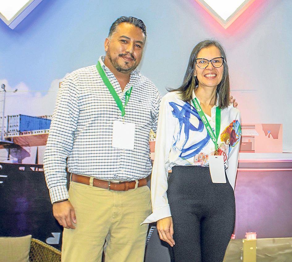 Saiff Vela, director de arquitectura y desarrollo de Pisa; y Julia Romero, directora del programa de maestría en gestión de la cadena de suministro de la Uniandes, entre los asistentes al evento.
