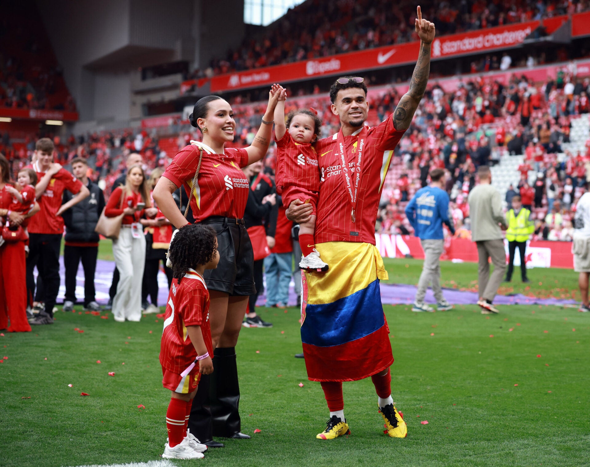 El colombiano Luis Díaz, jugador del Liverpool, celebra con el trofeo tras ganar la Premier League