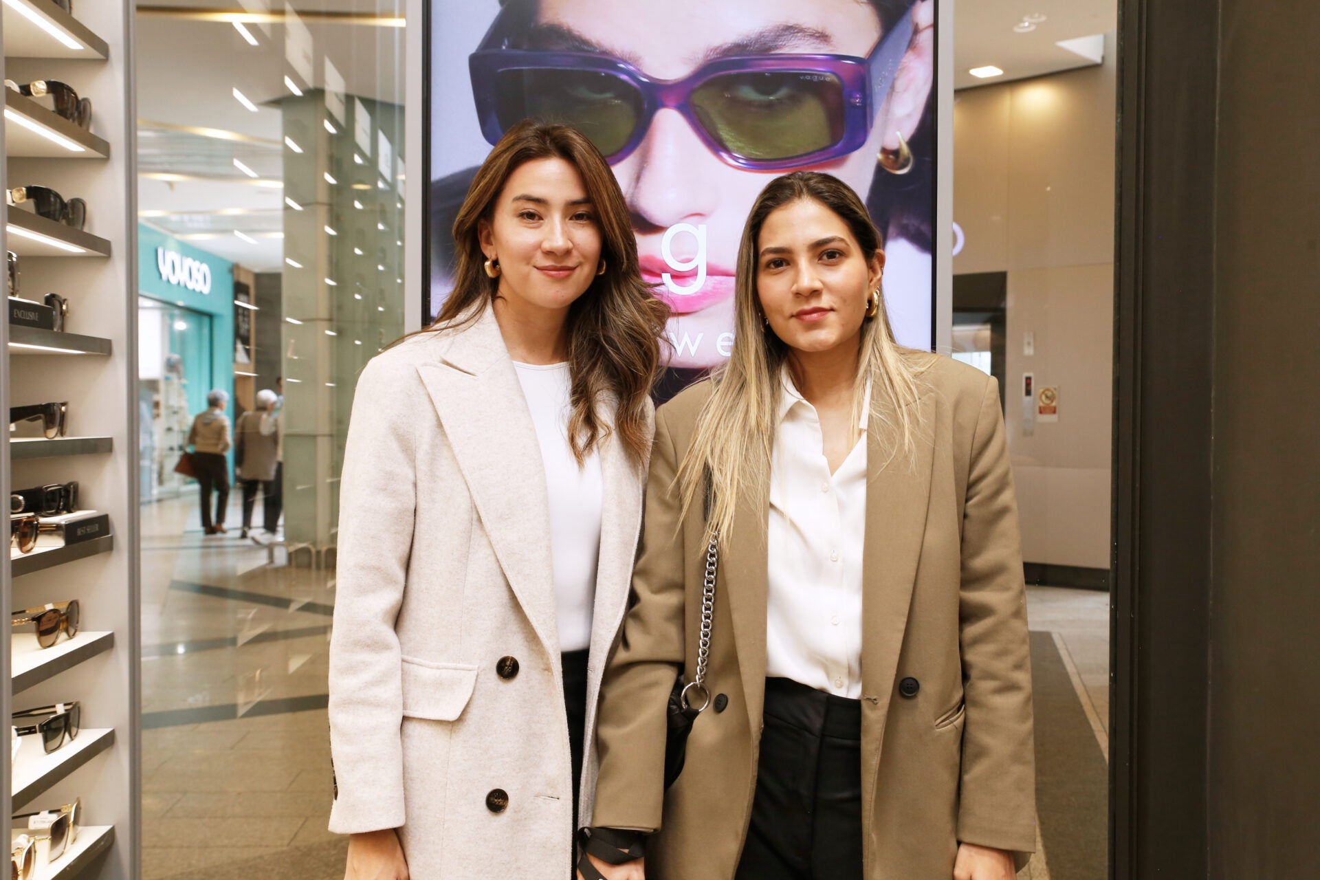 Las creadoras de contenido, Lida Sánchez y Charoll Burgos, entre las personas asistentes al lanzamiento.