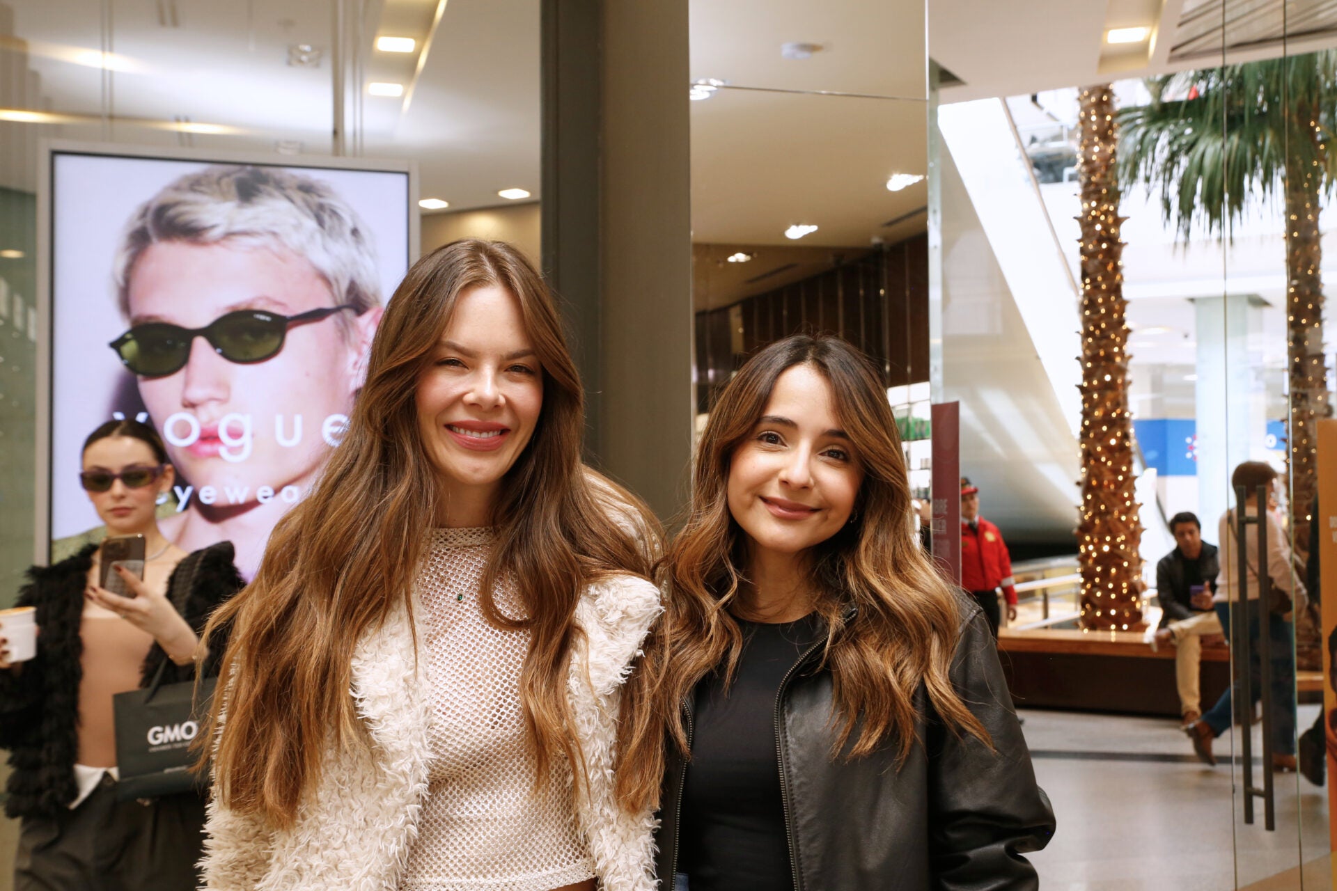 La actriz Isabela Córdoba; junto a Cristina García, actirz y creadora de contenido de moda.