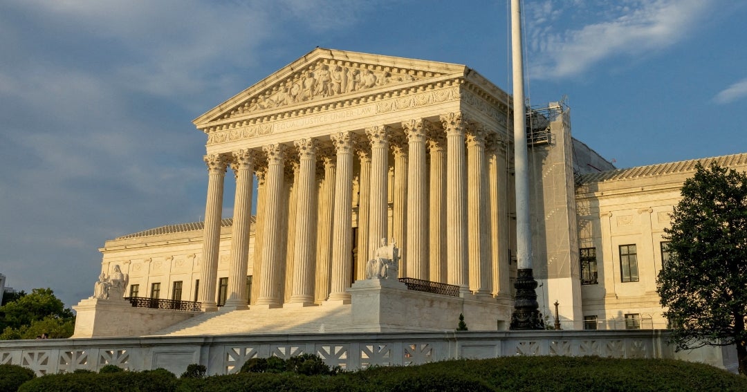 La Corte Suprema permite a Trump revocar estatus migratorio de 530.000 ...