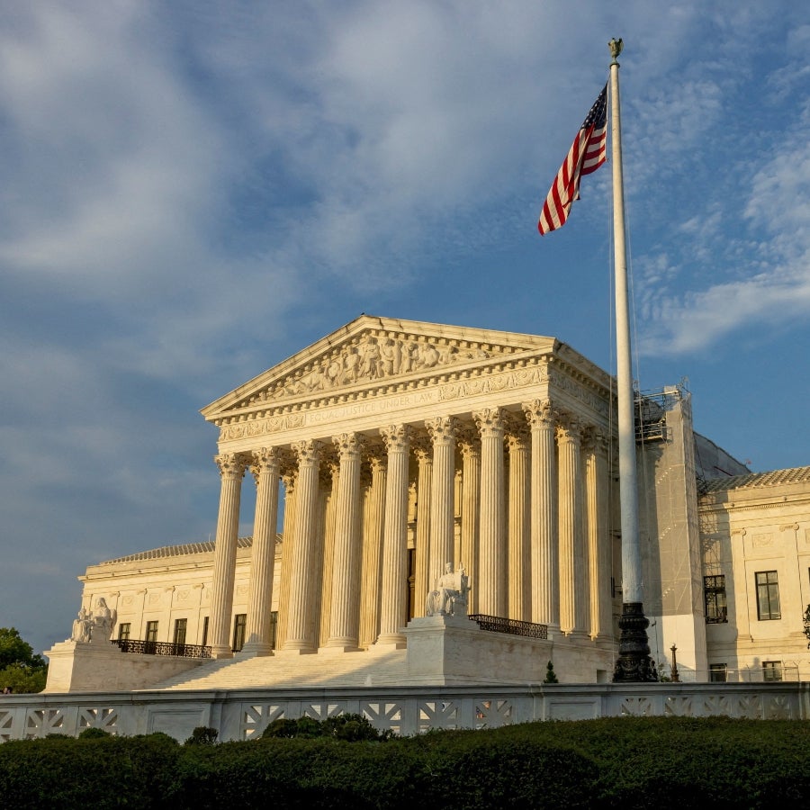 La Corte Suprema permite a Trump revocar estatus migratorio de 530.000 ...