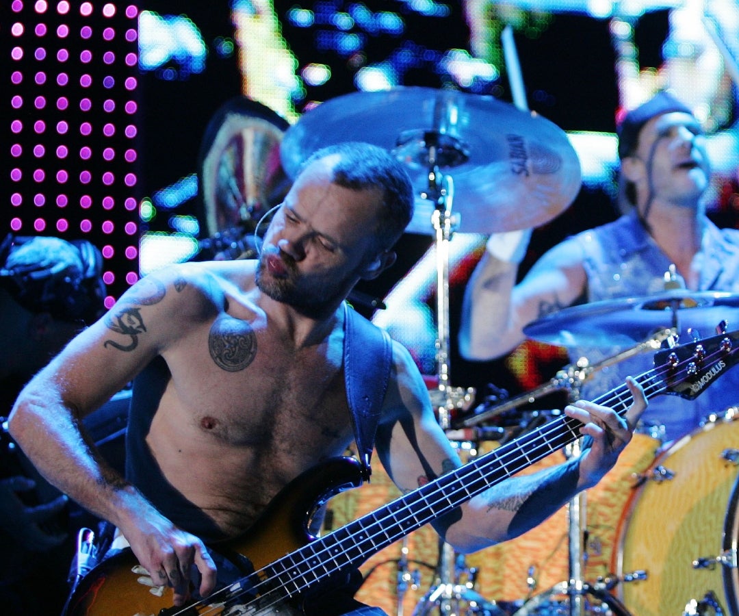 Warner Music y Bain se unieron para buscar canciones de los Red Hot Chili Peppers