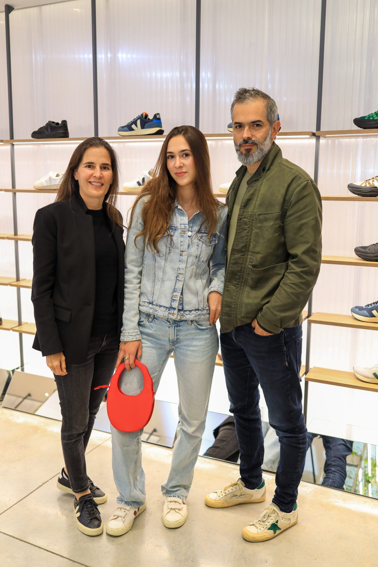 Las empresarias Alexandra del Corral y Antonia Yepes; junto a Lucas Yepes, responsables de la empresas Comfama.