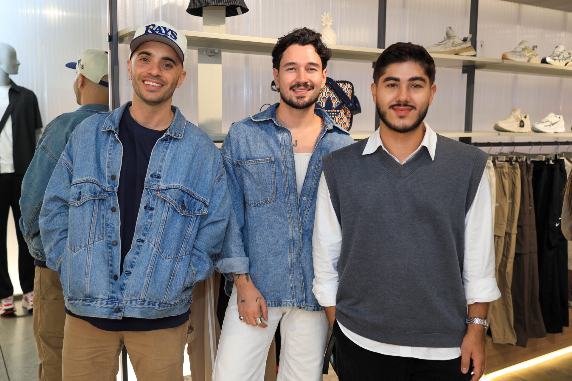 Los influenciadores, David Estrada, Juan Pablo Gómez y David Granda, entre los asistentes al evento.