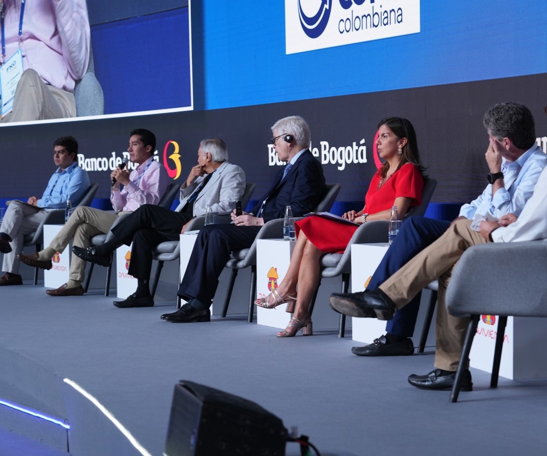 César Prado, director de Investigaciones de Corficolombiana; Luis Fernando Mejía, director de Fedesarrollo; César Ferrari, superintendente financiero; Ana Fernanda Maiguashca, Presidenta del Consejo Privado de Competitividad. y Bruce Mac Master, presidente de Consejo Gremial