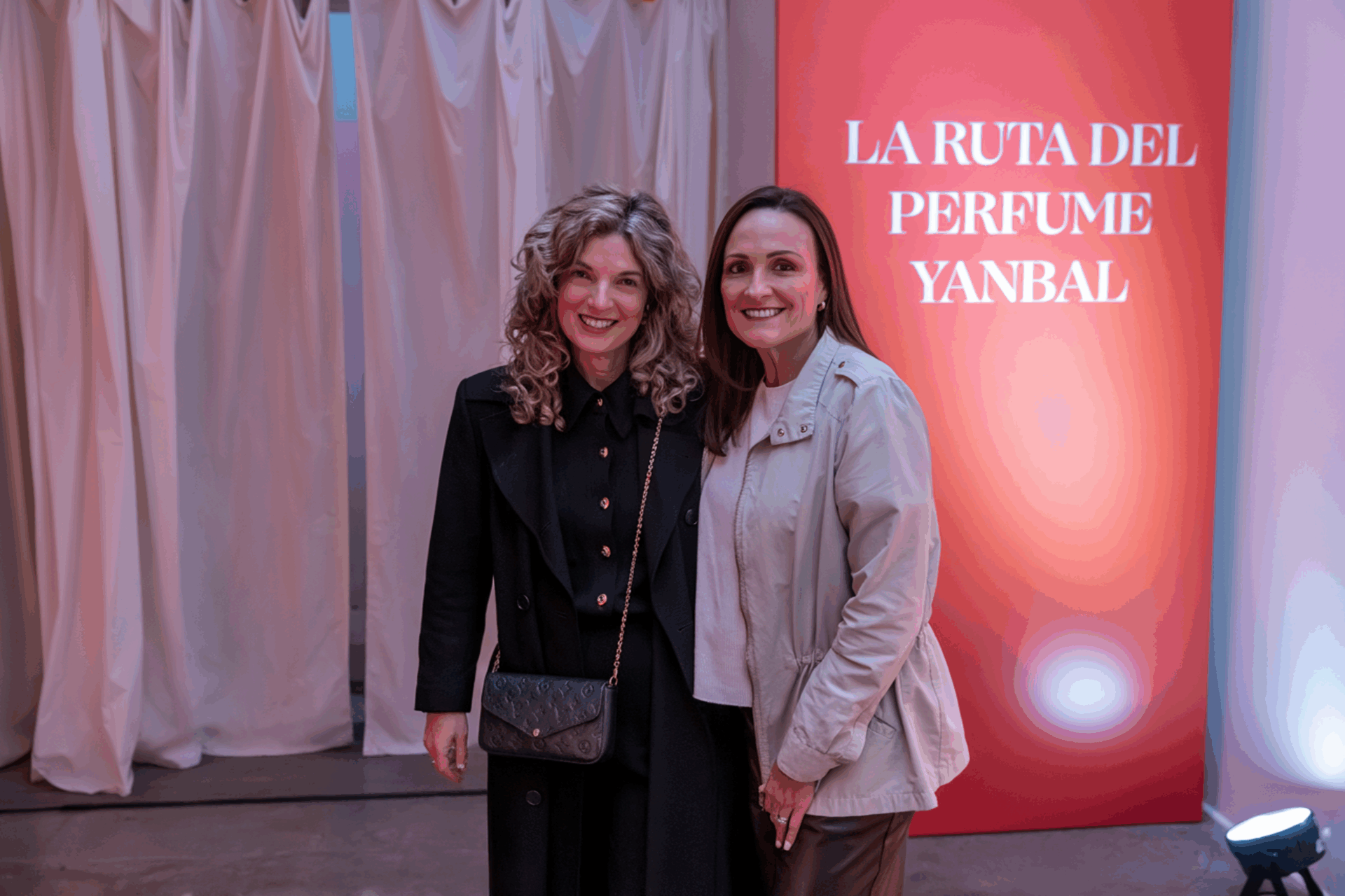 Alexandra Pumarejo, conferencista, escritora y columnista; y Paola Carranza, directora corporativa de relaciones públicas de Yanbal.