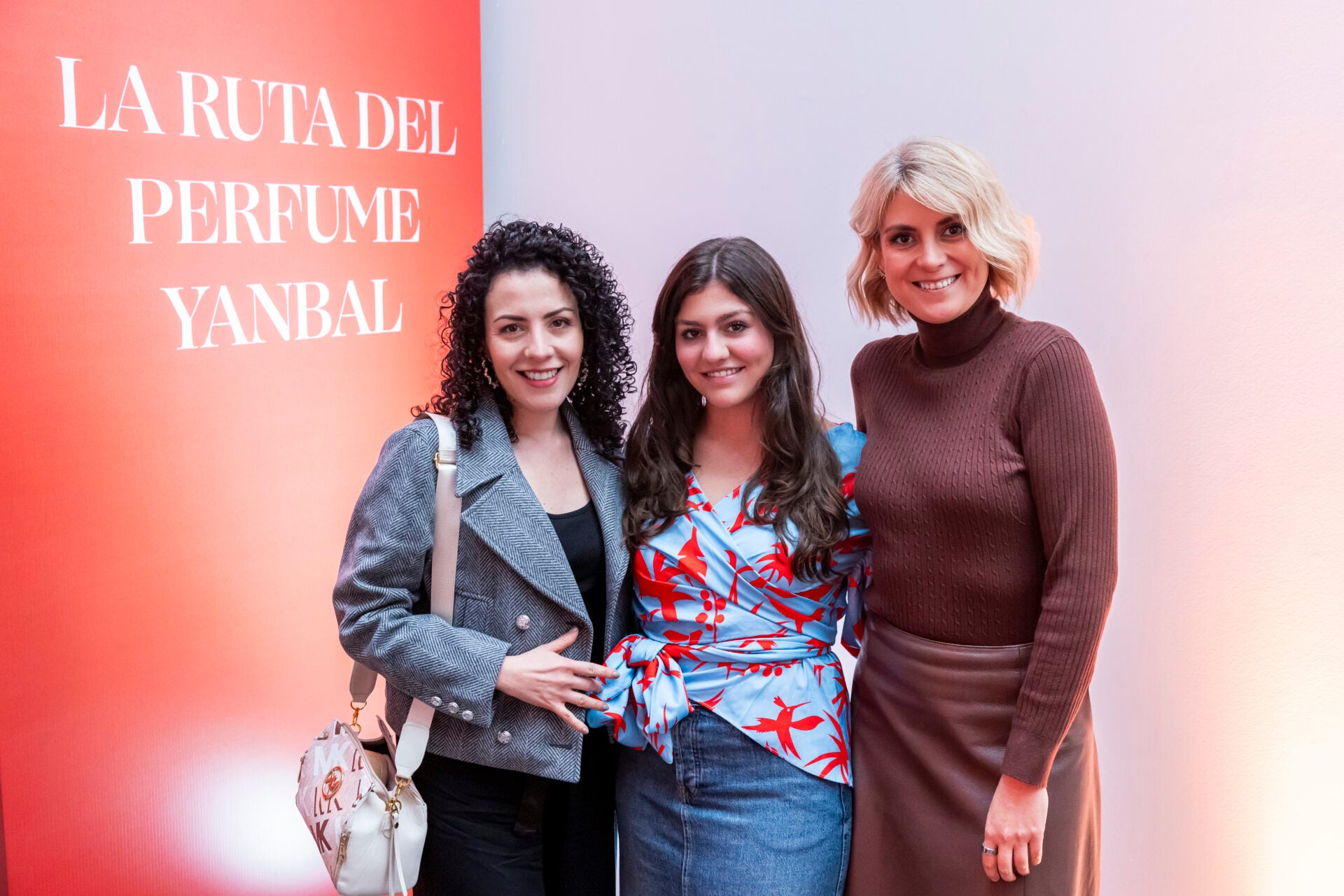 Alice Gaviria, creadora de contenido; Isabela Albán, creadora de contenido; y Alejandra Angulo, directora de marketing de Yanbal.