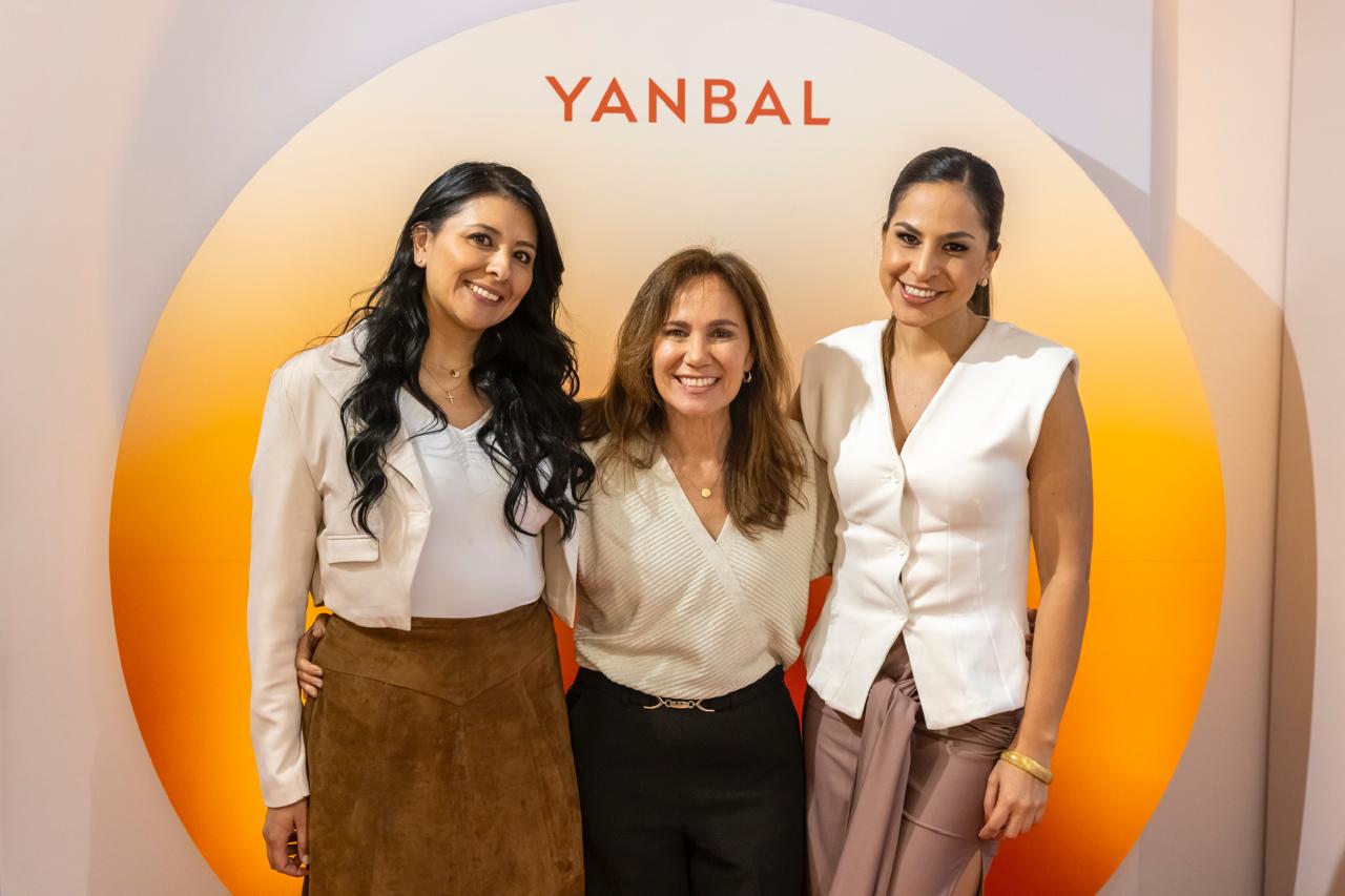 María Camila Vanegas, coordinadora senior de comunicaciones de Yanbal; Aída Jaramillo, directora de prensa y PR en Vega y Jaramillo comunicaciones; y Ana Rangel, coordinadora senior de eventos en Yanbal.