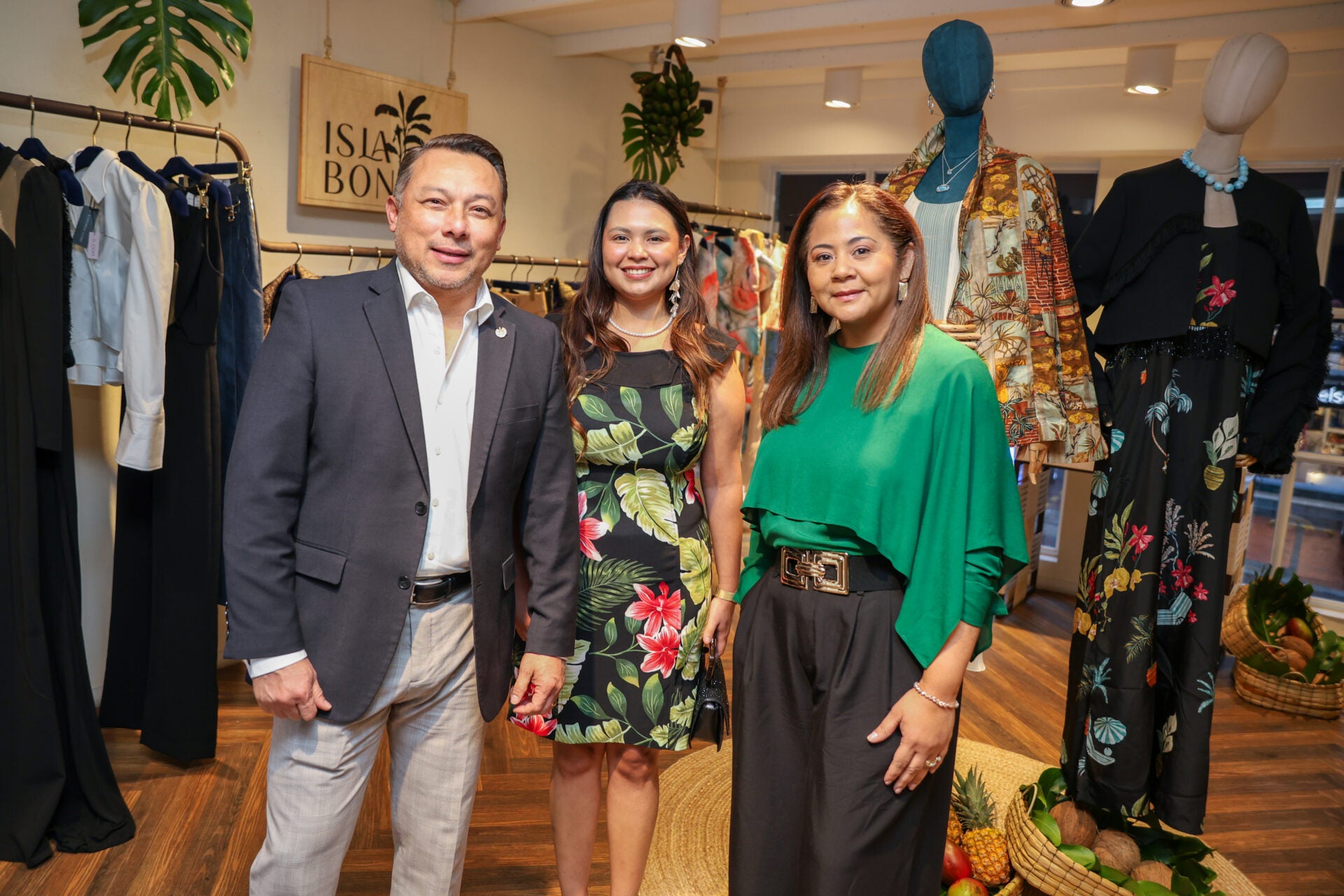 German Banacek Álvarez Oviedo, embajador de El Salvador en Colombia; Amy Chicas, ministra consejera de El Salvador; y Claudia Arango, esposa del agregado militar dominicano.