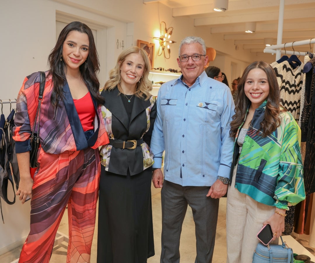 Hilary Sandoval, gerente de la tienda Vía Galería; Angie Polanco, diseñadora de modas de Dominicana; Antonio Carbuccia, agregado comercial de la República Dominicana en Colombia; y Patricia Eduardo, diseñadora junior.
