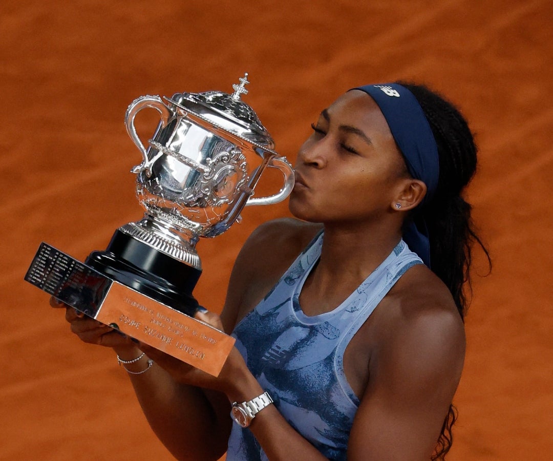 Coco Gauff de Estados Unidos celebra con el trofeo tras ganar la final individual femenina contra la bielorrusa Aryna Sabalenka
