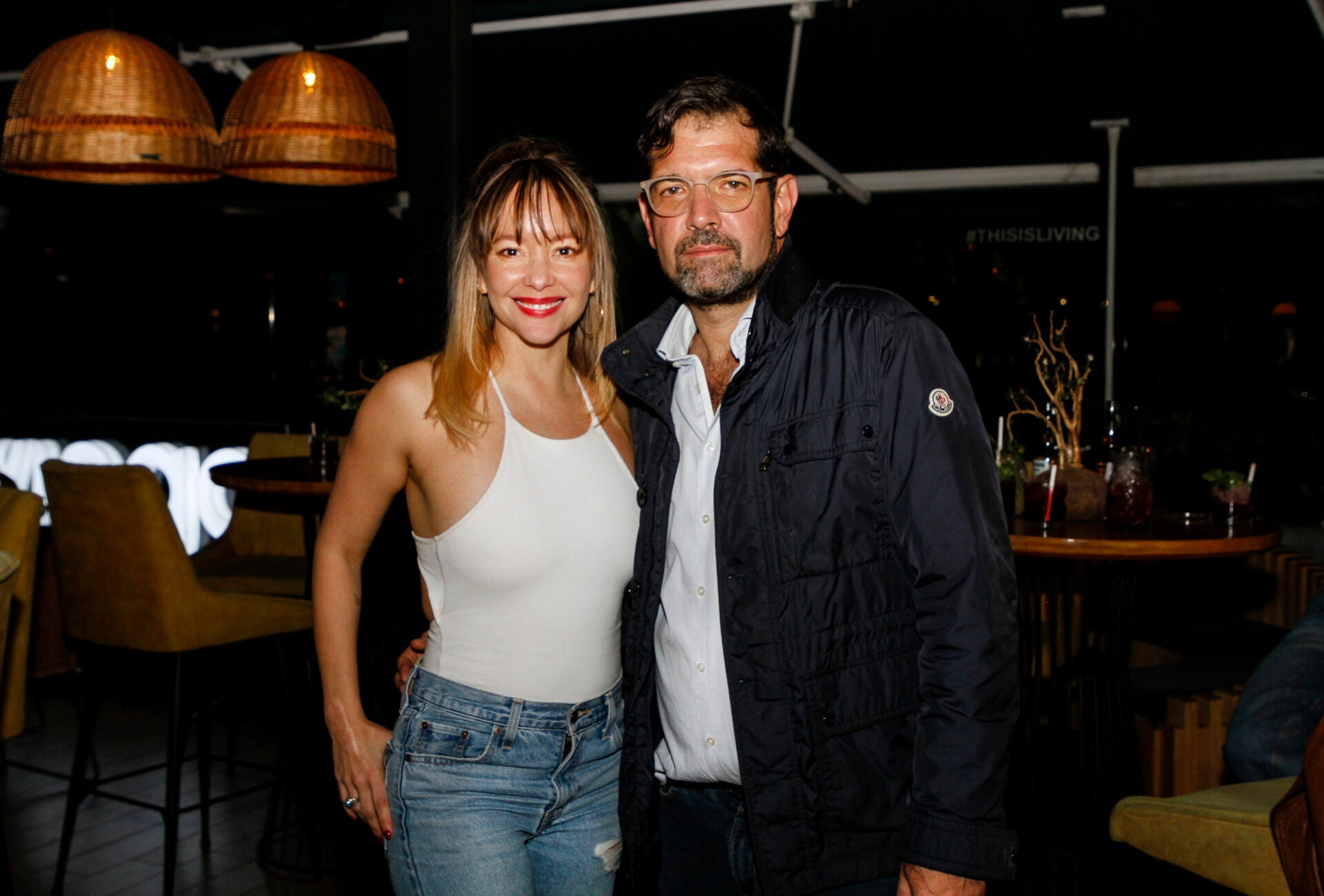 La actriz Angélica Blandón; junto a Gerónimo Basile, empresario del sector de restaurantes, durante el evento.