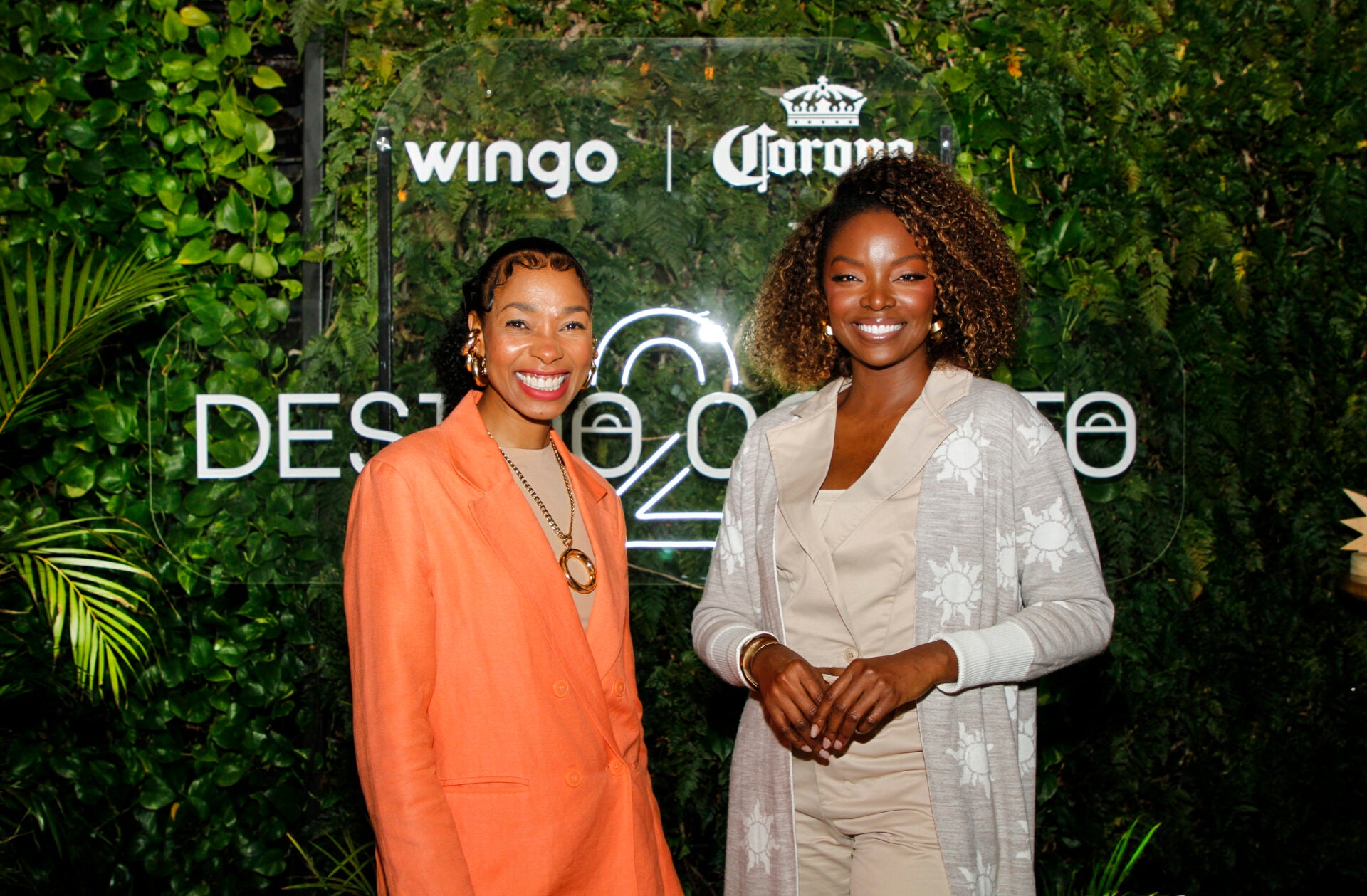 La diseñadora de modas Lia Samantha, en compañía de la modelo Ana Harlen.