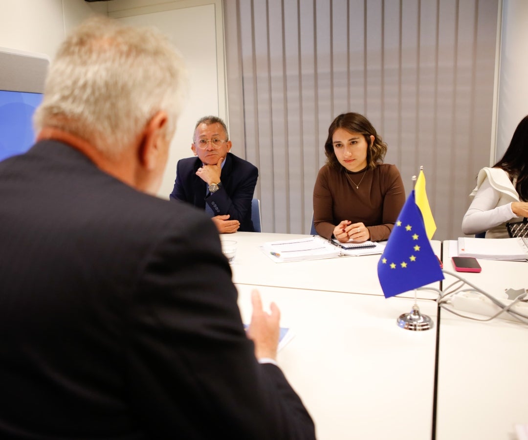 La canciller se reunió en Bruselas buscando avanzar en paz y la transición energética