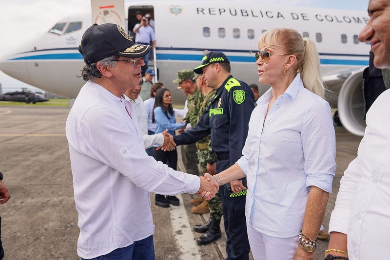 Presidente Gustavo Petro y Dilian Francisca Toro, Gobernadora del Valle del Cauca, al arribo del Presidente a la Base Aérea Marco Fidel Suárez. Foto: Presidencia de la República.