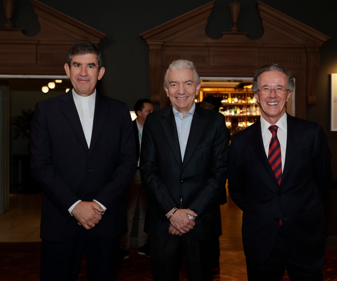Padre Daniel Saldarriaga, fundador del Banco de Alimentos de Bogotá; Mauricio Reina, investigador de Fedesarrollo; y Mario Acevedo, socio de Jimeno Acevedo.