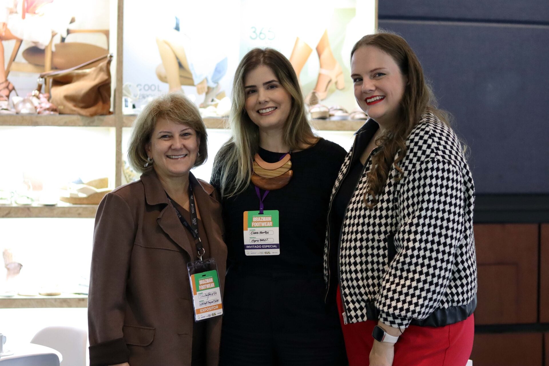 Schirley Booz Sá, gerente de exportación de la empresa Jpms Calzados; Clara Santos, gestora de proyectos ApexBrasil; y Carla Giordani, area de negocios de Abicalçados.