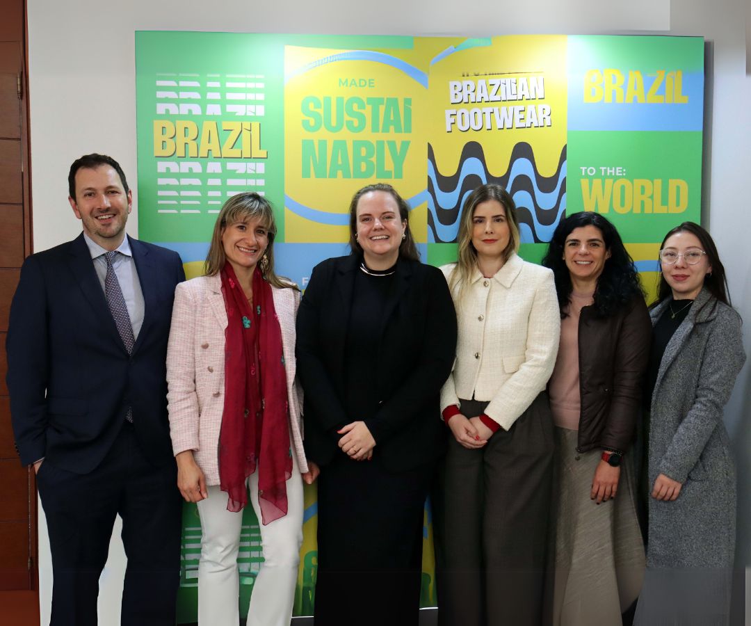 André Jafet, jefe del servicio de promoción comercial de la Embajada de Brasil en Colombia; Shirley Rodríguez, del sector de promoción comercial y de turismo de la Embajada de Brasil; Carla Giordani, del área de negocios de Abicalçados; Clara Santos, gestora de proyectos ApexBrasil; Camila Rey Sampaio, gerente general ApexBrasil América del Sur, Cuba y Panamá; y Saray Florez, de ApexBrasil en Colombia.