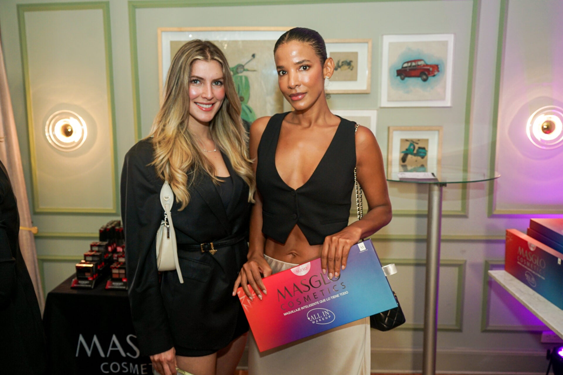 Barbara Welton, influenciadora y modelo; e Indira Serrano, creadora de contenido, entre las asistentes al lanzamiento de Masglo.