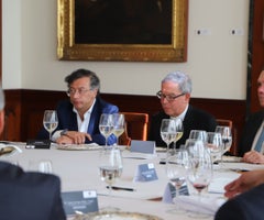 Presidente Gustavo Petro y el directivo del Senador, Efraín Cepeda, en el encuentro de altas autoridades convocado por la Iglesia Católica