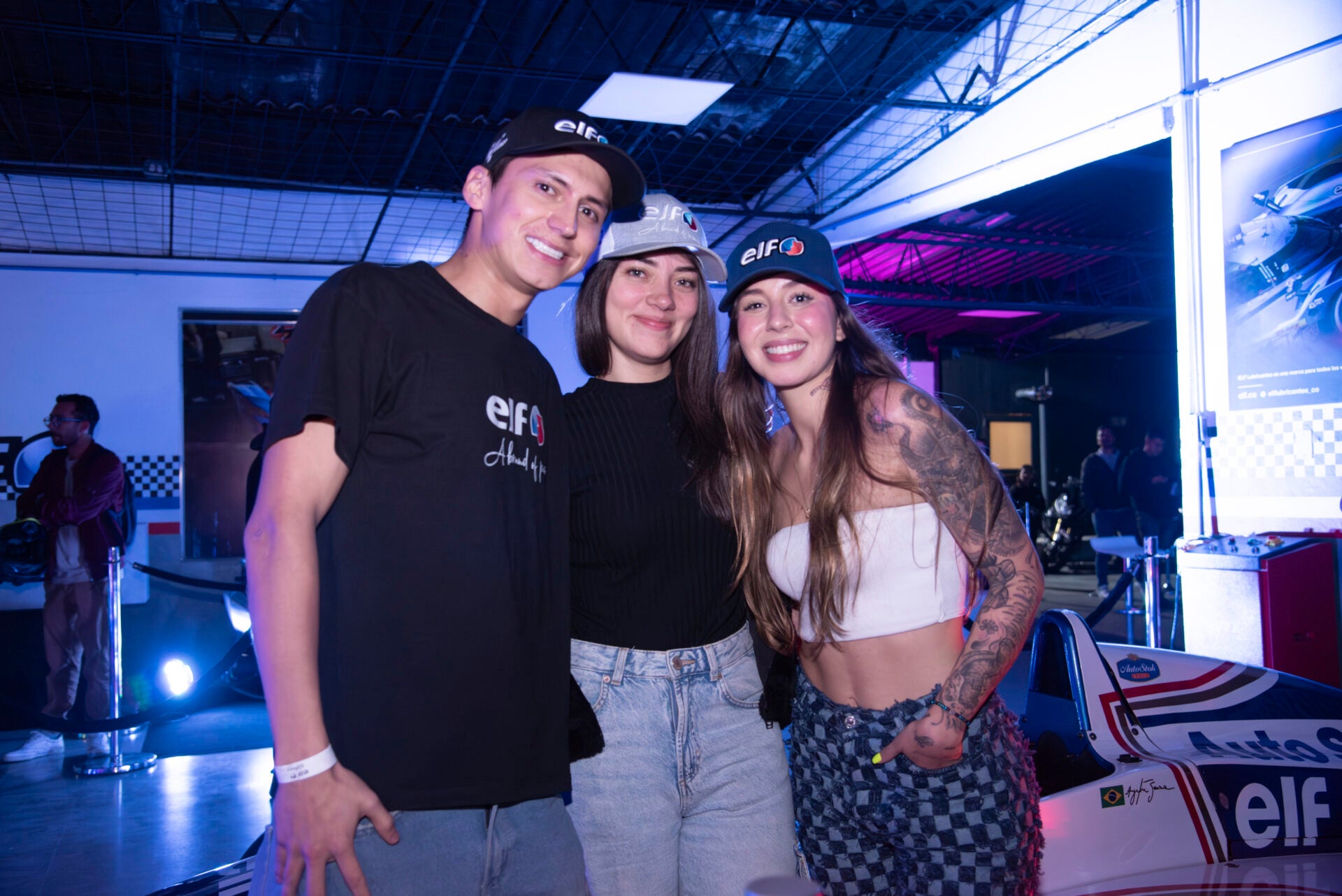 Ángelo Bonilla, piloto de motos ELF; Lizz Restrepo, piloto de carros ELF; y Melissa Rico, piloto ELF, durante el evento.