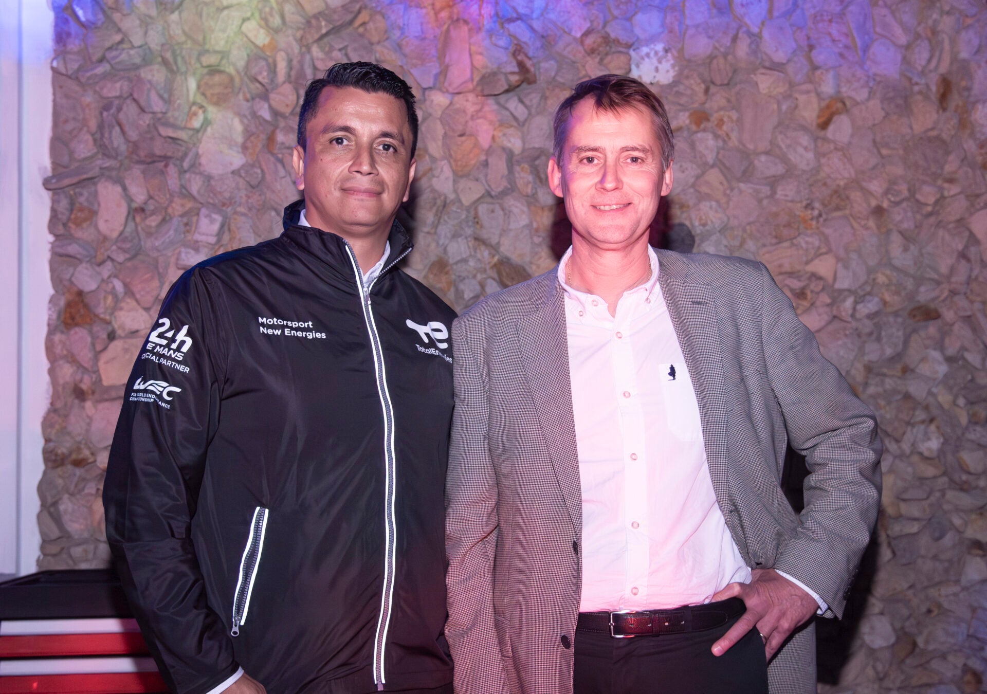 Carlos Felipe Henao, gerente general de López Álvarez, distribuidor de ELF en el Eje Cafetero; y Pierre-Emmanuel Bredin, deputy senior vice-president Americas, Marketing and Services en TotalEnergies.