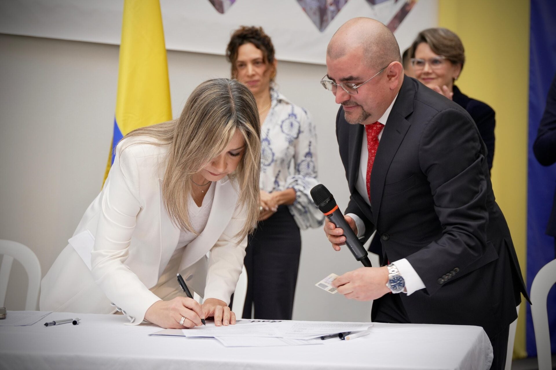 Vicky Dávila firmando su inscripción en la candidatura para ser presidenta