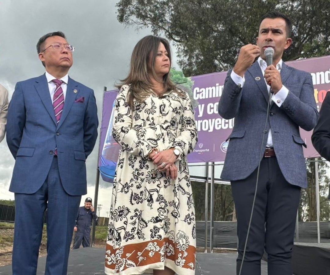George Guan, VP y líder del consorcio Civil Engineering Construction Corporation; María Fernanda Rojas, ministra de Transporte; y Jorge Rey, gobernador de Cundinamarca