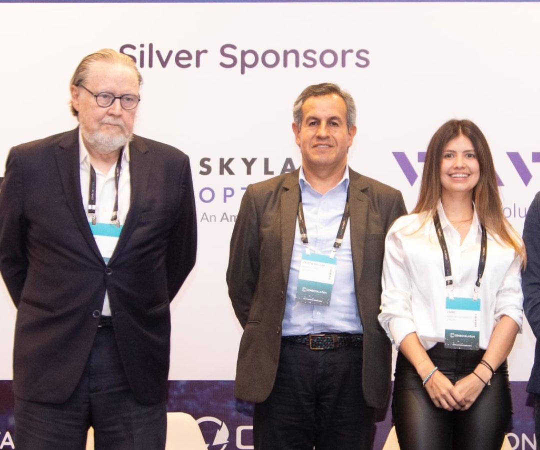 Wally Swain, consultor principal de Omdia; Marcelo Ruiz, director de consultoría y desarrollo de negocios para América Latina en tecnologías de la información y las comunicaciones de Frost & Sullivan; y María de los Ángeles Chacón, country manager Colombia, BB Media, a Fabric Data Company.