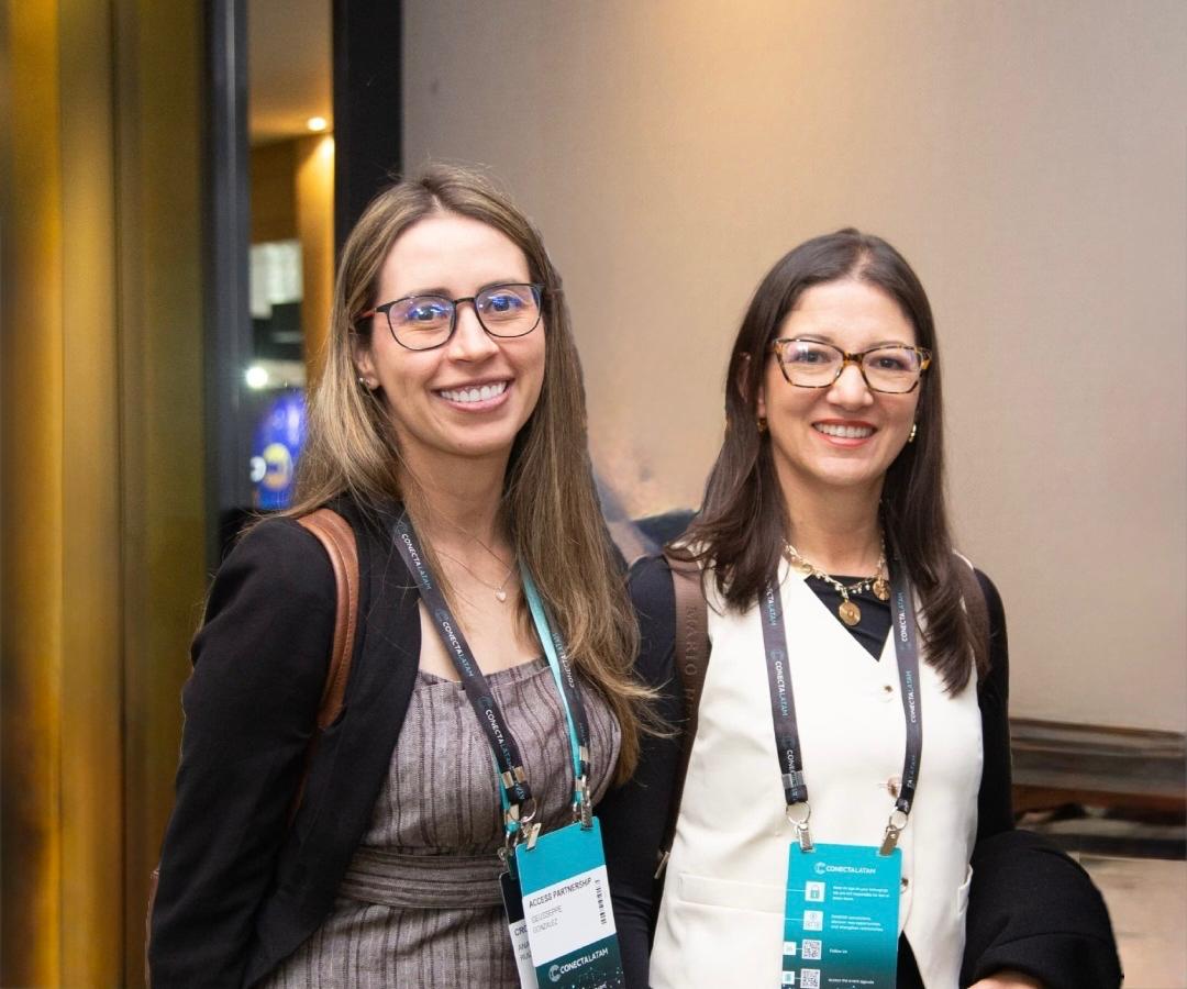 Fabiola Téllez, asesora de Cámara TIC y TV de Andesco; y Ana Beatriz Ruíz, abogada asesora de la Comisión de Regulación de Comunicaciones, CRC.