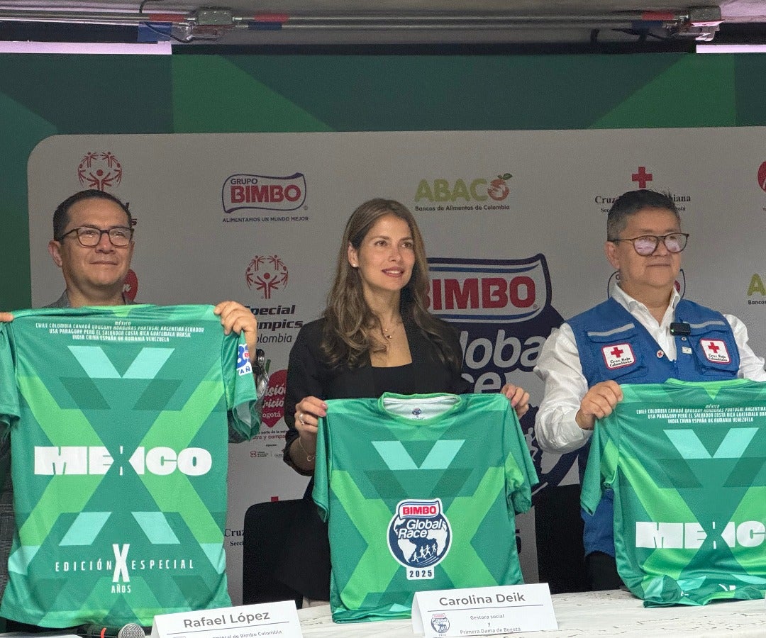 Rafael López, gerente general de Bimbo Colombia; Carolina Deik, gestora social y primera dama de Bogotá, y Gabriel Camaro Rojas, presidente de la Cruz Roja