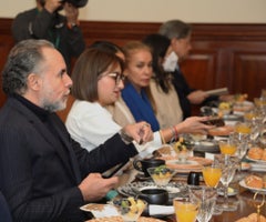 Armando Benedetti, ministro del Interior y Laura Sarabia, Canciller, en la reunión sobre el futuro de los pasaportes