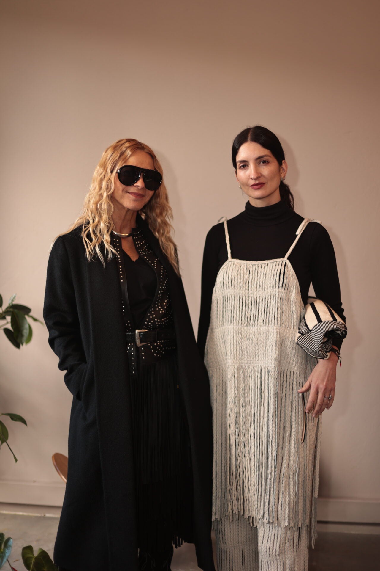 Irma Martínez, estilista; y Paola Betancur, curadora de moda, también asistieron al evento de ROW.