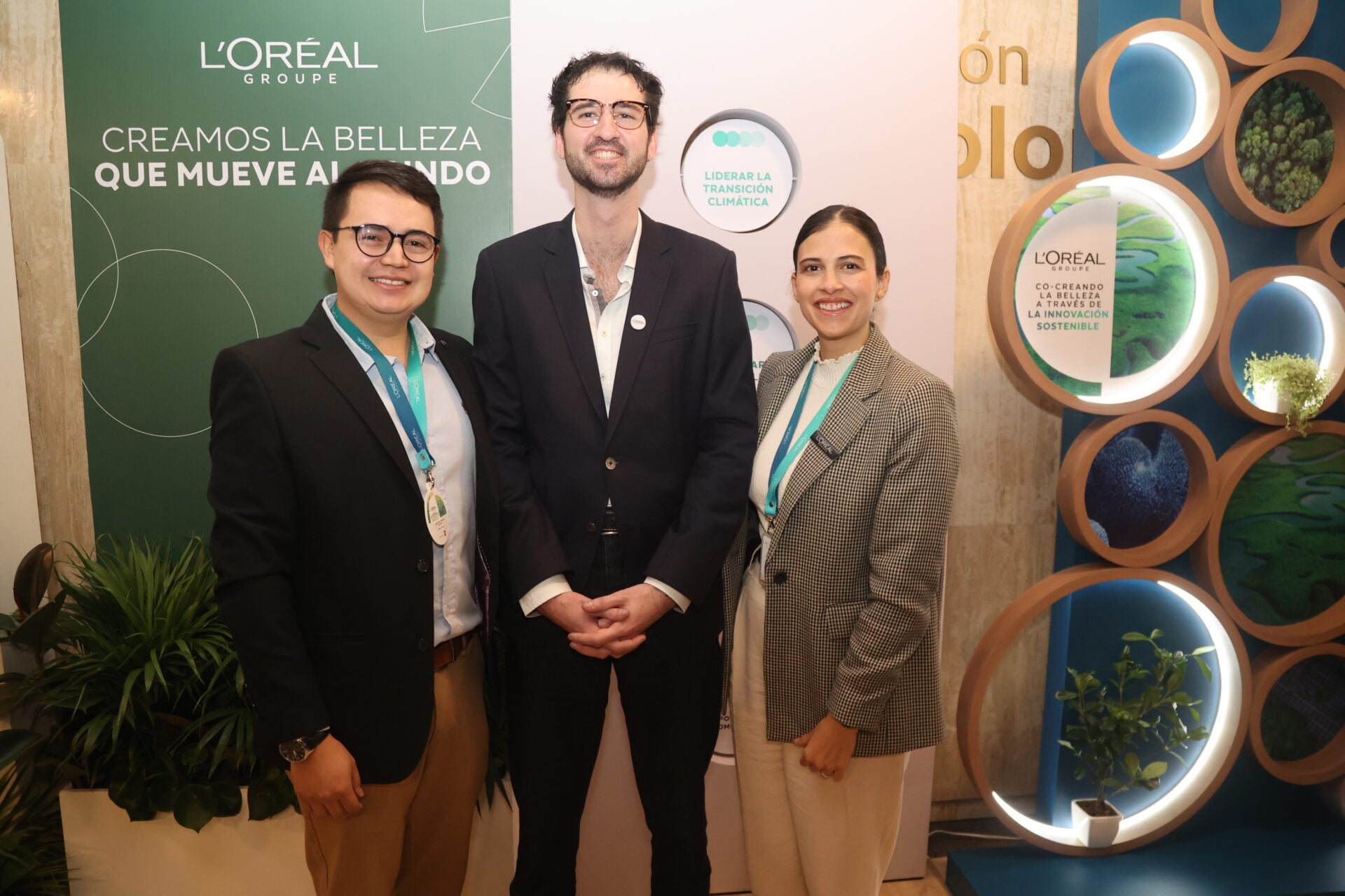 Pedro Arévalo, finance controller L’Oréal; Mathis Benollet, management training de asuntos cooperativos; y Valentina Restrepo, gerente de sostenibilidad de L’Oréal.