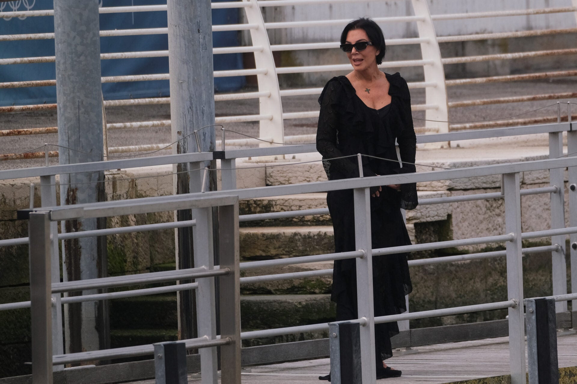 Kris Jenner sube a un barco mientras parten del aeropuerto Marco Polo