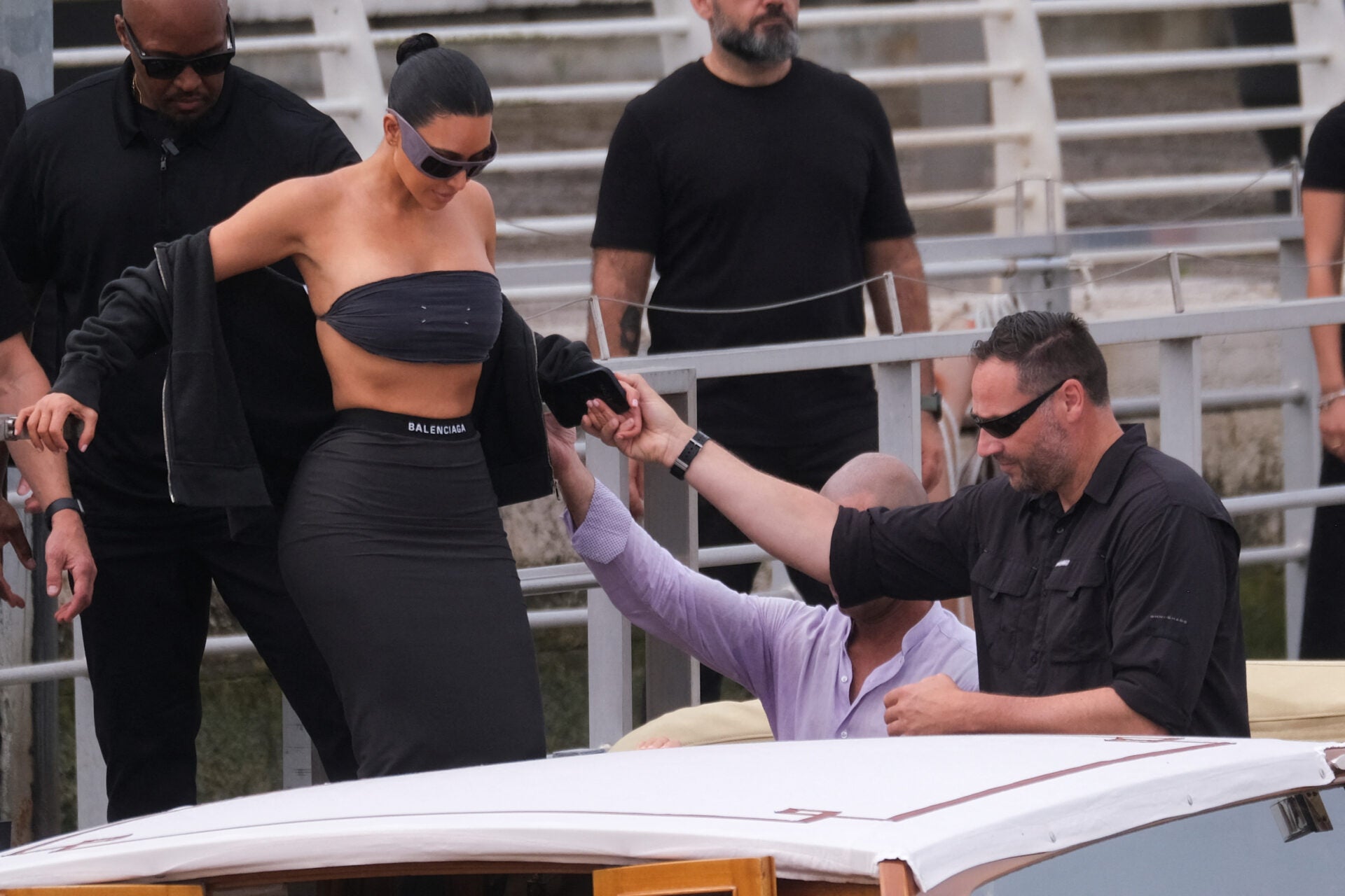 La empresaria Kim Kardashian sube a un barco mientras parten del aeropuerto Marco Polo