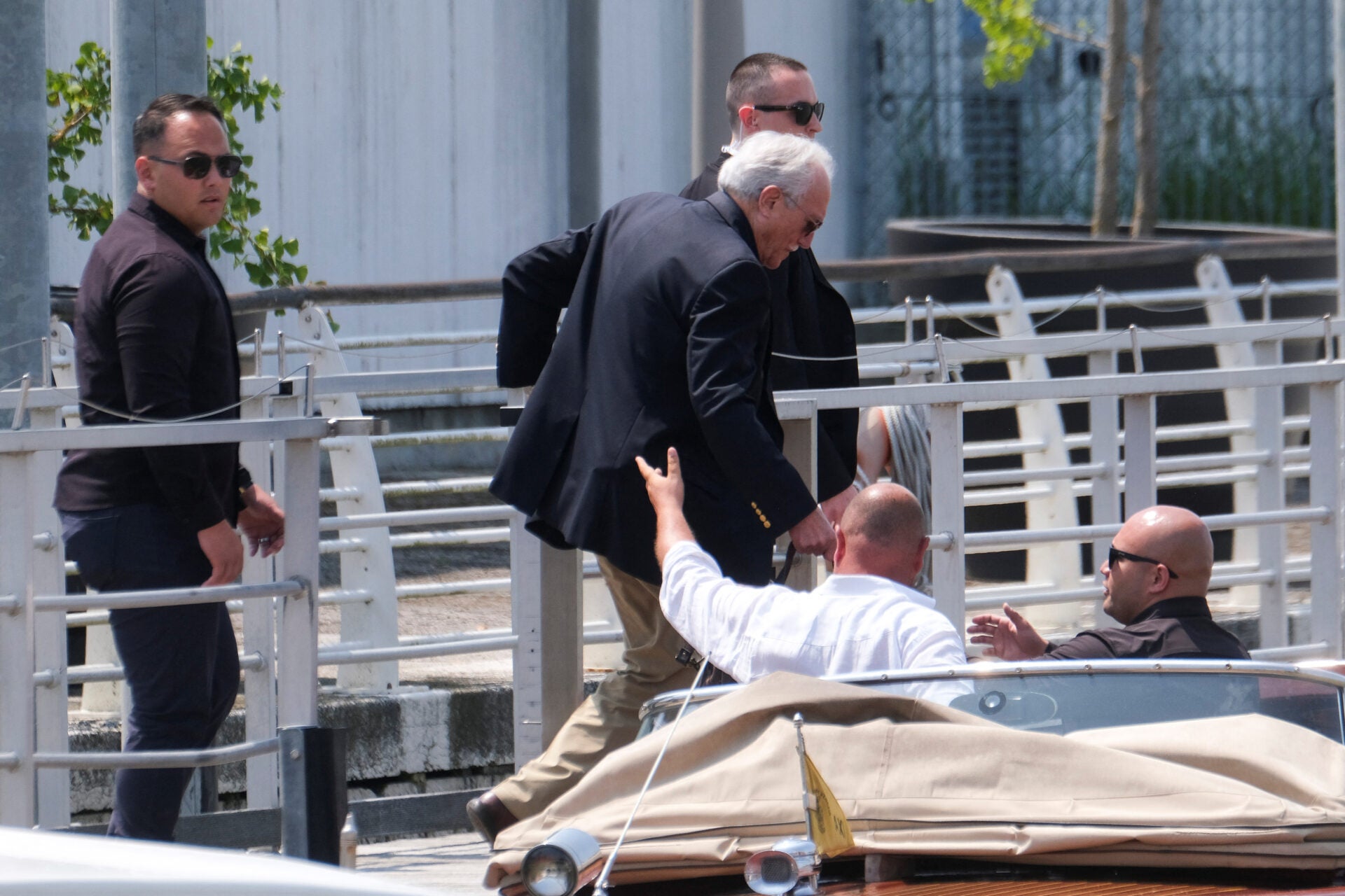 Miguel Bezos, padre adoptivo de Jeff Bezos, embarca antes de la boda