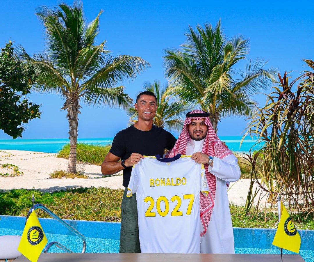 Cristiano Ronaldo y el presidente del Al Nassr, Abdullah Almajeed, tras firmar una extensión de contrato de dos años con el Al Nassr