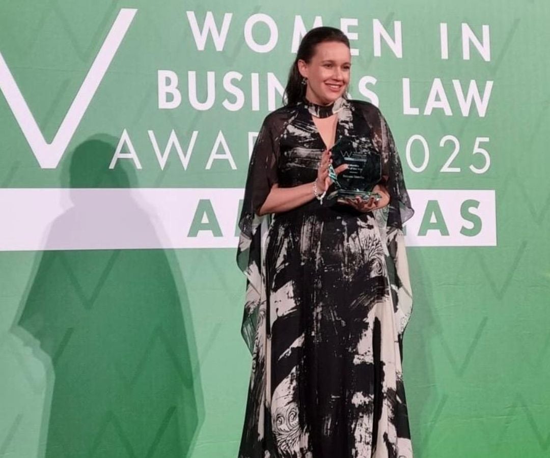 Paola Guerrero, directora de Insolvencia de Brigard Urrutia, recibiendo el premio como Colombia Law Firm of the Year.