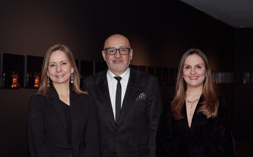 Carolina Salgado, directora ejecutiva de la Fundación Innovación para el Desarrollo; Iván Mejía, diseñador de joyas; y Ana María Jaramillo, líder de diseño de la Fundación Innovación para el Desarrollo.
