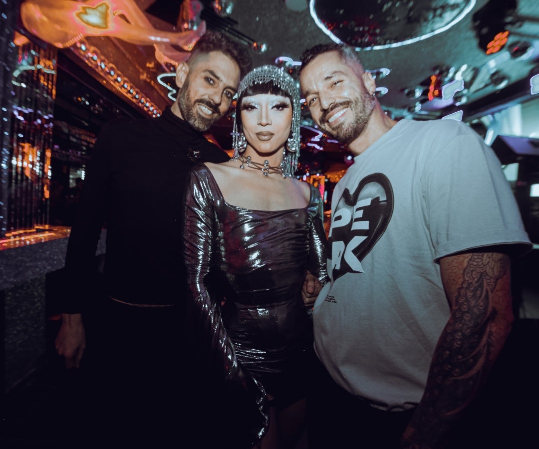 Nicolás Diez, director creativo y cofundador Bar Chiquita; Gretha White, artista drag; y Juan Pablo Gómez, gerente general y cofundador de Bar Chiquita.