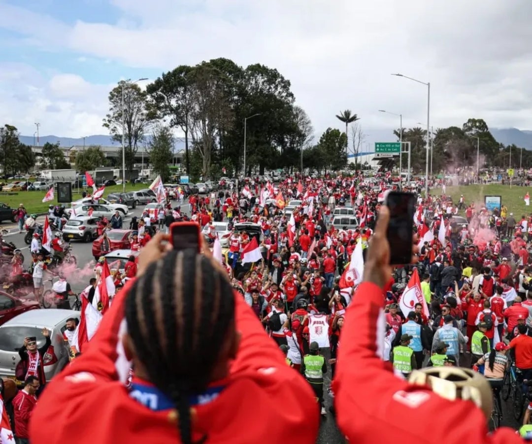 Caravana de hinchas de Santa Fe desató caos vehicular en Bogotá durante el plan retorno