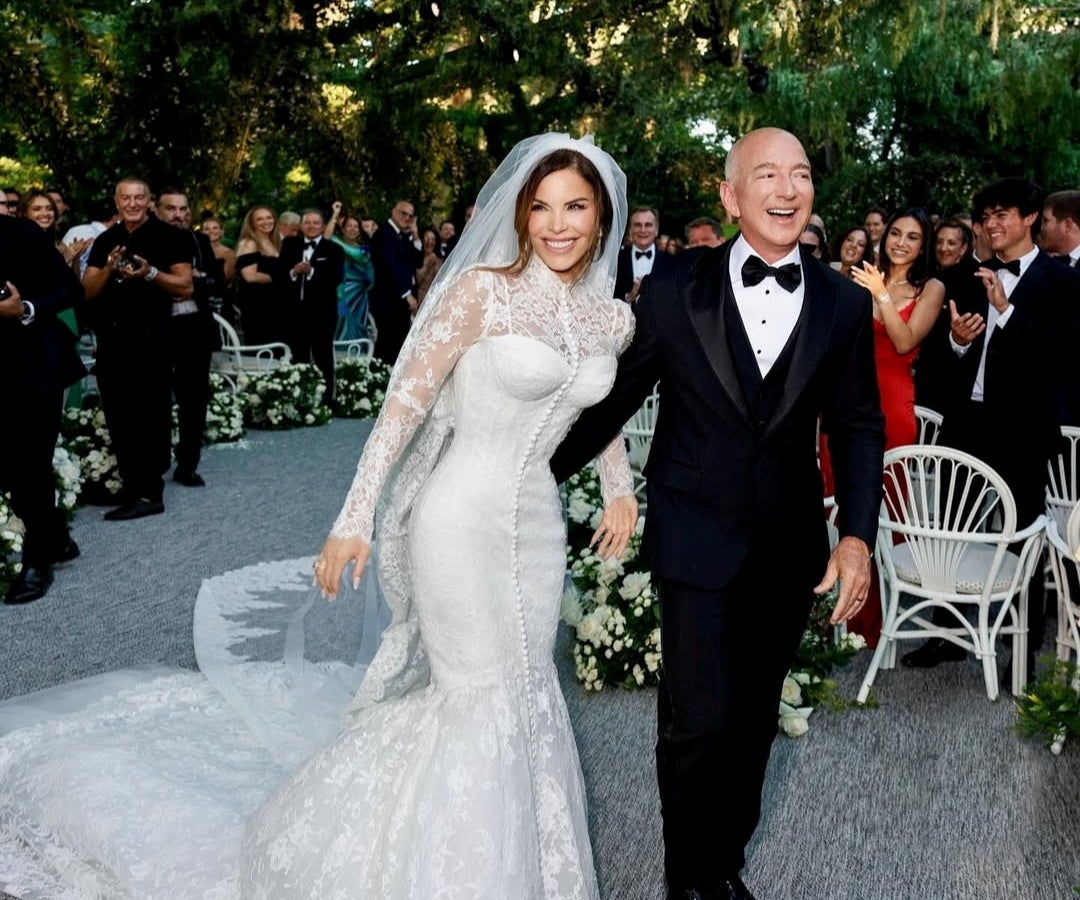 Lauren Sánchez, periodista; y Jeff Bezos, fundador de Amazon, durante su boda en Venecia.