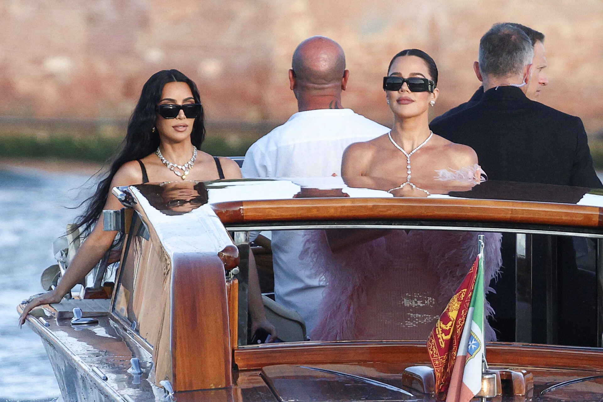 Las empresarias Kim Kardashian y Khloe Kardashian, en el segundo día de las festividades de la boda de Jeff Bezos y Lauren Sánchez.