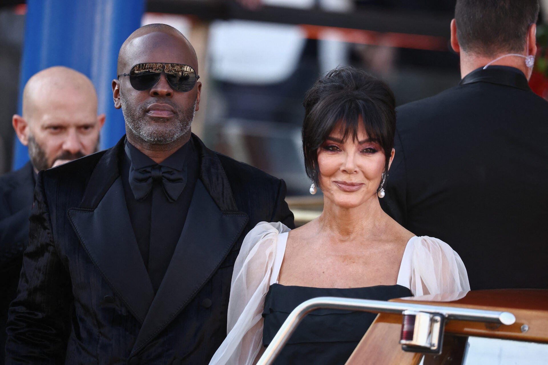 Kris Jenner, empresaria; junto a Corey Gamble, su esposo, durante la ceremonia de matrimonio.