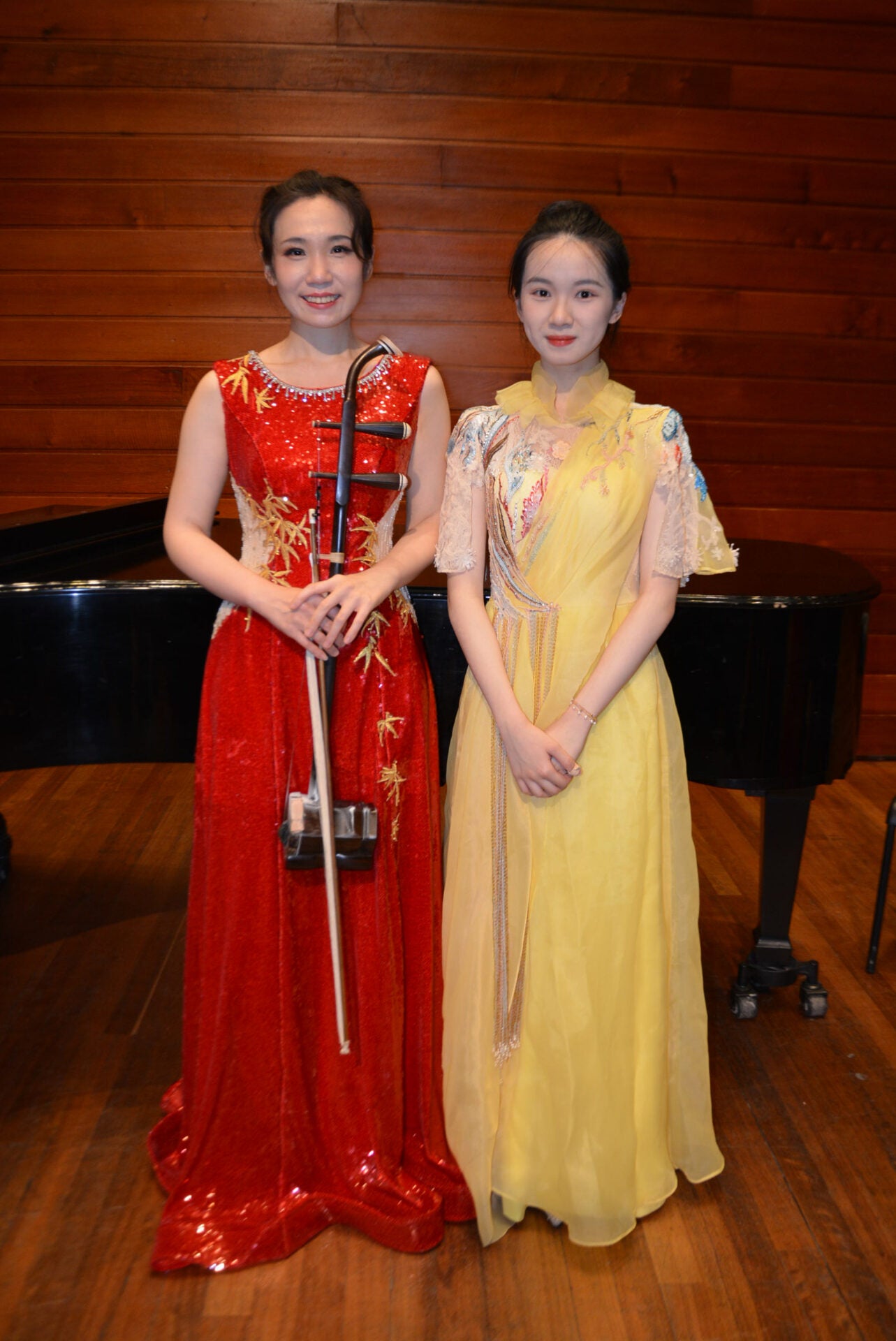 Li Cangxiao, doctora en erhu (violín chino) por el Conservatorio Central de Música de China; y Zhang Geyao, ganadora de los premios más altos en concurso como el Premio Wenhua y la Copa Guayun.